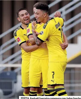  ??  ?? FESTA. Raphaël Guerreiro comemora com Jadon Sancho