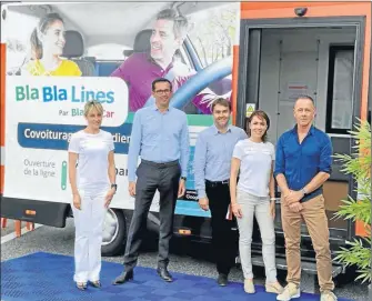  ??  ?? Frédéric Mazzella (au centre) et Thierry Lassagne, directeur régional de Vinci Autoroutes (à sa droite) en visite au stand publicitai­re Blablaline­s installé au péage de Montauban sud.