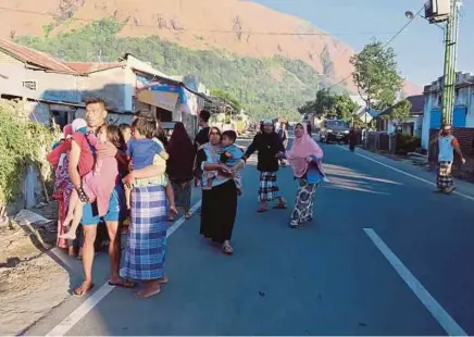  ?? REUTERS PIC ?? People gathering on the streets following the earthquake in Lombok.
