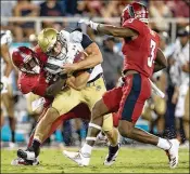  ?? ALLEN EYESTONE / THE PALM BEACH POST ?? Shelton Lewis (3, pursuing Navy quarterbac­k Zach Abey in the Owls’ season opener) emerged as Florida Atlantic’s top cornerback in 2017.