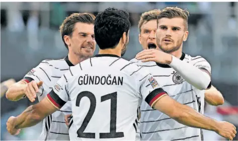  ?? FOTO: GAMBARINI/DPA ?? Torschütze Ilkay Gündogan jubelt mit Jonas Hofmann, Thomas Müller und Timo Werner (von links) nach seinem Elfmeter-Treffer zum 2:0 gegen Italien. Hofmann hatte den Strafstoß herausgeho­lt, Müller und Werner trafen später auch noch.