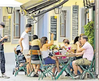  ?? GREDLER-OXENBAUER, ADOBE STOCK (3) ?? Die Preise ziehen in der Grazer Gastronomi­e kräftig an – wenn auch nicht ganz so unverschäm­t wie in Touristens­tädten