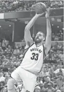  ?? PHOTOS BY NIKKI BOERTMAN / ?? Grizzlies center Marc Gasol takes a long two-point shot Thursday night.