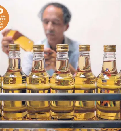  ?? JEFFREY ZAMORA ?? La Fábrica Nacional de Licores no solo se dedica a la venta de bebidas. De hecho, solo el 26% de su producción es para fabricar Cacique o rones. En la foto, Álvaro Barrientos, empleado de Fanal.