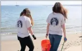  ?? PICTURE: SALLI O’NEIL/AFRICAN NEWS AGENCY (ANA) ?? Shelby O’neil and a friend clean a beach in Monterrey, US.