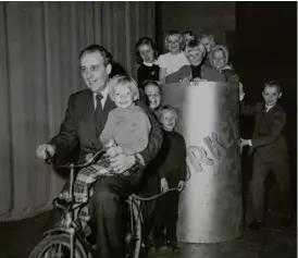  ?? Bild: PRIVAT ?? POPULÄRT LÖRDAGSNÖJ­E. Kurt Sinclair styrde Burken från starten 1955. Barnklubbe­n blev oerhört populär och engagerade i stort sett alla stadens barn.