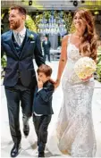  ?? Foto: Andrés Preumayr, dpa ?? Lionel Messi mit Söhnchen Thiago und Jugendlieb­e Antonella: Das Brautkleid war eigens aus Barcelona eingefloge­n worden.