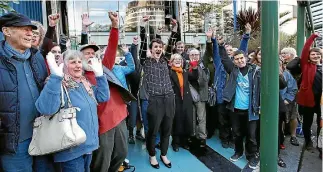  ?? PHOTO: MONIQUE FORD/FAIRFAX NZ ?? Sarah Thomson, centre, with her supporters outside the High Court in Wellington yesterday.