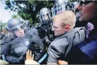  ?? Chip Somodevill­a/Getty Images/AFP/12-8-2017 ?? Supremacis­tas brancos enfrentara­m policiais durante os protestos em Charlottes­ville