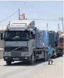  ?? AP ?? Camiones con mercadería pasan hacia el lado palestino por el puesto de Kerem Shalom.
