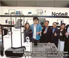  ??  ?? PRESIDEN Samsung Malaysia Electronic­s Lee Sang Hoon
(tiga dari kiri) pada majlis pelancaran di Lot 10.