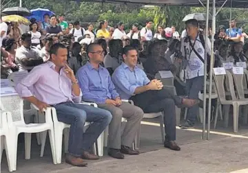  ??  ?? Presentes. A pesar de que la Fundación Forever había invitado a unas 70 figuras públicas, solo el alcalde Muyshondt, un representa­nte de la bancada del FMLN y un concejal de Soyapango se hicieron presentes.