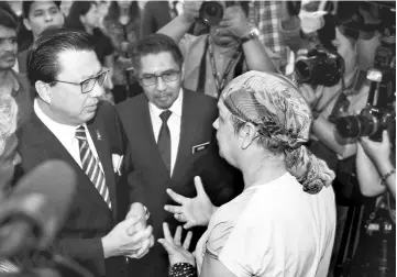  ??  ?? Liow (left) meets one of the next-of-kin of MH370 passengers after attending the exchange of MoU between the government and Ocean Infinity. Also seen is DCA director-general Datuk Seri Azharuddin Abdul Rahman (second left). — Bernama photo