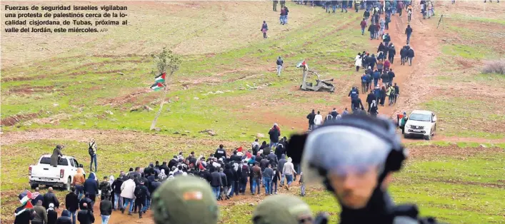  ?? AFP ?? Fuerzas de seguridad israelíes vigilaban una protesta de palestinos cerca de la localidad cisjordana de Tubas, próxima al valle del Jordán, este miércoles.