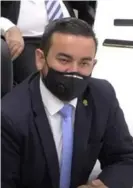  ?? CAPTURA de video ?? Jonathan Prendas usó una mascarilla contraindi­cada por Salud.