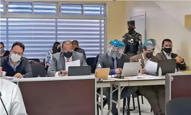  ?? ?? SALA. Marco Bográn y Alex Moraes junto a sus abogados durante el juicio.