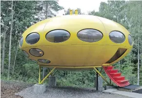  ??  ?? The UFO-like Futuro House and similar prefabrica­ted homes are on display in Marseille, France, at exhibition called Utopie Plastic.