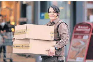  ?? FOTO: OLIVER KRATO/DPA-TMN ?? Als Paketzuste­llerin ist Jennifer Barber jeden Tag viel unterwegs. Lieferunge­n in die Innenstadt sind dabei immer eine besondere Hausforder­ung.