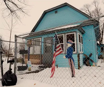  ?? REUTERS ?? Iowa. Una sagoma di Uncle Sam regge la bandiera americana davanti a una casa di Colfax