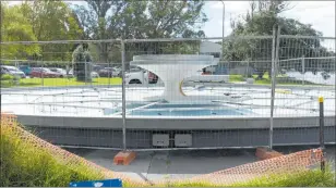  ?? PHOTOS / ALEX CAIRNS ?? Memorial Park fountain is undergoing work to make it safer.