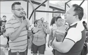  ??  ?? Padres de familia le reclaman a Abelardo Peraza López (a la derecha), supervisor de zona, que les quiera descontar el día a maestros de la primaria Francisco Sarabia por no dar clases para preparar un festival