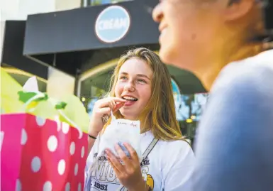  ?? Gabrielle Lurie / The Chronicle ?? Samantha Melin (left), 14, and Dalynne Tomizaki, 14, get ice cream in Walnut Creek as more heat is forecast.