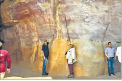  ?? PHOTOS: GREGORY RETALLACK ?? Geologists in the Auditorium Cave, where the 550-million-yearold fossils (below right) were found. They are the first of their kind ever found in India.