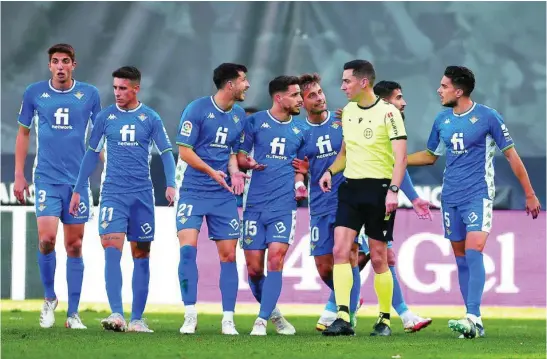  ?? EUROPA PRESS ?? Los jugadores del Betis protestan al colegiado Muñiz Ruiz en el partido de Vallecas