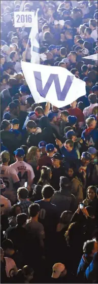  ??  ?? 芝加哥瑞格利球場外擠­滿慶祝小熊晉級的球迷。 （美聯社）