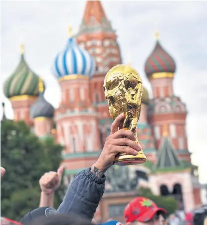  ?? Afp ?? El sueño de la Copa del Mundo con el fondo de las postales rusas; todo un símbolo