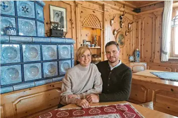  ?? Fotos: Stefanie Brand ?? Julia und Roman Golling sind die Wirtsleute im Gasthaus Golling. Unter den Augen der Großeltern (Bild an der Wand) werden in der gemütliche­n Zirbenstub­e Gruppen bewirtet. Eingericht­et wurde diese 1990 von Roman Gollings Eltern.