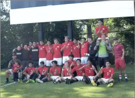  ?? BRANDI OWCZARZ / staff ?? The Sonoravill­e boys team poses for a photo after their 1-0 win at GAC in the Class AAA Elite Eight.