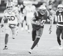  ?? CHARLES KRUPA
THE ASSOCIATED PRESS ?? New England Patriots wide receiver Josh Gordon outruns Green Bay Packers linebacker Blake Martinez for a touchdown on Sunday.