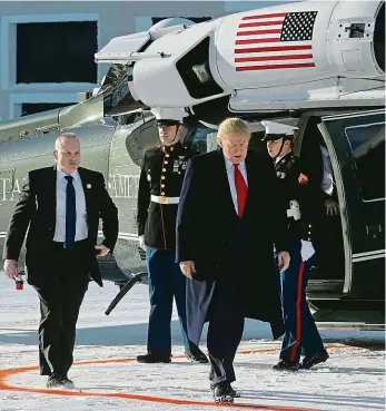  ?? Foto: Reuters ?? Na švýcarské půdě Americký prezident Donald Trump vystupuje v Davosu z helikoptér­y.