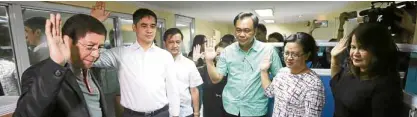  ?? MARIANNE BERMUDEZ ?? Department of Health officials led by Undersecre­tary Gerardo Bayugo (left) file a libel case against former health consultant Francis Cruz who claimed there is a “mafia-like” ring at the DOH.—