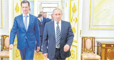  ?? Foto: Alexej Druschinin, dpa ?? Über Syrien zurück auf die Weltbühne: Russlands Präsident Wladimir Putin (Bildmitte) lässt seit dem vergangene­n September seine Luftwaffe in dem Bürgerkrie­gsland operieren. Kurz nach dem Beginn der Interventi­on wurde Syriens Staatschef Baschar al-Assad...