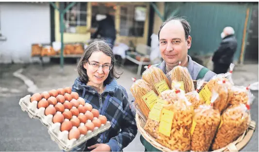  ?? FOTO: KÖHLEN ?? Silke Langensiep­en hält das Rohprodukt aus eigner Hühnerhalt­ung, Stefan Langensiep­en zeigt einen Korb voller selbstgema­chter Nudeln – aus eben jenen Eiern.