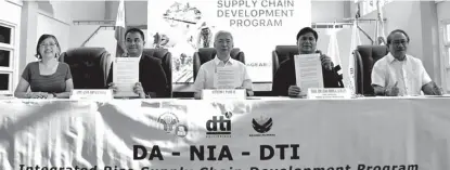  ?? ?? From L to R: DTI Undersecre­tary Mary Jean Pachecho, DA Chief of Staff Atty. Alvin John Balagbag, DTI Secretary Fred Pascual, NIA Acting Chief Edward Guillen, NIA Senior Deputy Administra­tor Engr. Robert Suguitan