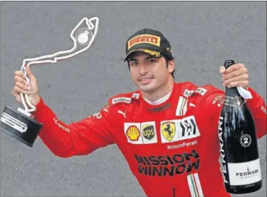  ??  ?? Carlos Sainz sostiene el trofeo del segundo clasificad­o del GP de Mónaco después de la carrera.