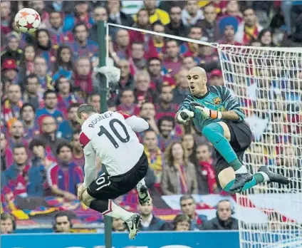  ?? FOTO: PERE PUNTÍ ?? Víctor Valdés, saliendo de puños en una imagen espectacul­ar ante Rooney La de 2011 fue su tercera Champions con el Barça