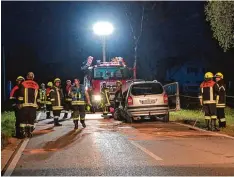  ?? Fotos: Mario Obeser ?? Ein schwerer Verkehrsun­fall hat sich am Dienstagab­end zwischen Kemnat und Bur tenbach ereignet.