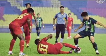  ??  ?? AKSI Melaka United (hijau) dan Selangor FC di Stadium Hang Jebat Paya Rumput.