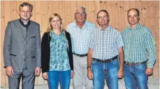  ?? FOTO: FRANZ LIESCH ?? Die bisherigen und neuen Amtsinhabe­r der Blutreiter­gruppe Laupheim: (von links) Geistliche­r Beistand Pfarrer Alexander Hermann, Angelina Baumgart, Hubert Rapp, Peter-Paul Bochtler, Florian Bochtler.