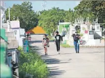  ?? ?? En el Cementerio General de Mérida la afluencia de las familias fue baja durante la jornada de ayer. Hoy se espera que acudan más personas al camposanto