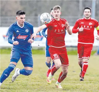  ?? ARCHIVFOTO: ROLF SCHULTES ?? Auch in der Fußball-Verbandsli­ga – hier Sindelfing­ens Pablo Rafael Perez (li.) gegen Bergs Thomas König – soll die Saison am 30. Juni 2020 enden. Ob überhaupt noch mal gespielt werden kann, ist fraglich.