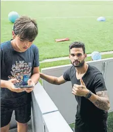  ?? FOTOS: UNCITI ?? Arriba, Januzaj en una jugada del entrenamie­nto matutino ante Canales, y Willian José posando para MD junto a un aficionado. Abajo, Juanmi protege el balón ante Llorente, el belga con Kevin, y Arrieta sonríe con Zuru