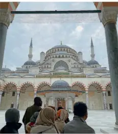  ?? FOTO: GÜSTEN ?? Noch heißt sie Camlica-Moschee, eines Tages Recep-Tayyip-Erdogan-Moschee. 65 000 Gläubige finden hier Platz. Der türkische Präsident hat sich mit ihr ein Denkmal auf der höchsten Anhöhe Istanbuls gesetzt.