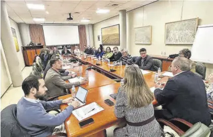  ?? EL PERIÓDICO ?? La consejera de Agricultur­a, Mercedes Morán, reunida con los representa­ntes de las cooperativ­as.