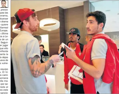  ??  ?? DE CHARLA. Amorebieta y Mariño conversan en la llegada del Sporting ayer a Castellón.