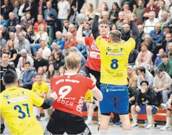  ?? FOTO: SASCHA RIETHBAUM ?? Tim Geyer (Mi.) war als Mitglied des Mannschaft­srats der MTG Wangen in die Trainersuc­he involviert. Nachdem die Nachfolge von Sebastian Staudacher klar ist, soll am Samstag ein weiterer Heimsieg folgen.